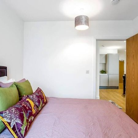 דירות בראקנל Stunning 2 Bed/2 Bath In Town Centre & Parking! מראה חיצוני תמונה