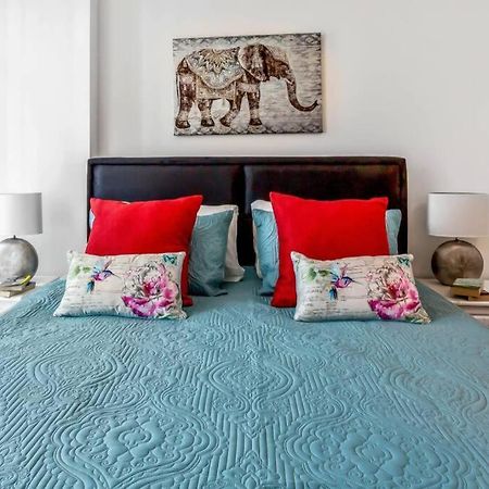 דירות בראקנל Stunning 2 Bed/2 Bath In Town Centre & Parking! מראה חיצוני תמונה