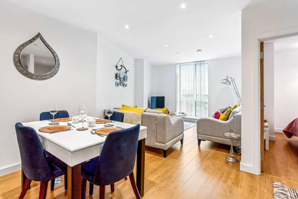 דירות בראקנל Stunning 2 Bed/2 Bath In Town Centre & Parking! מראה חיצוני תמונה