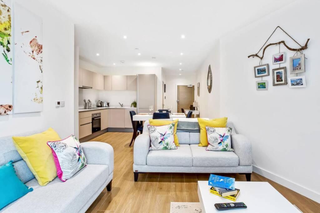 דירות בראקנל Stunning 2 Bed/2 Bath In Town Centre & Parking! מראה חיצוני תמונה