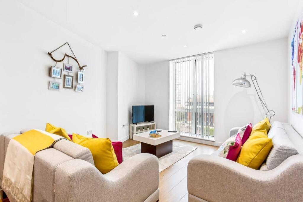 דירות בראקנל Stunning 2 Bed/2 Bath In Town Centre & Parking! מראה חיצוני תמונה