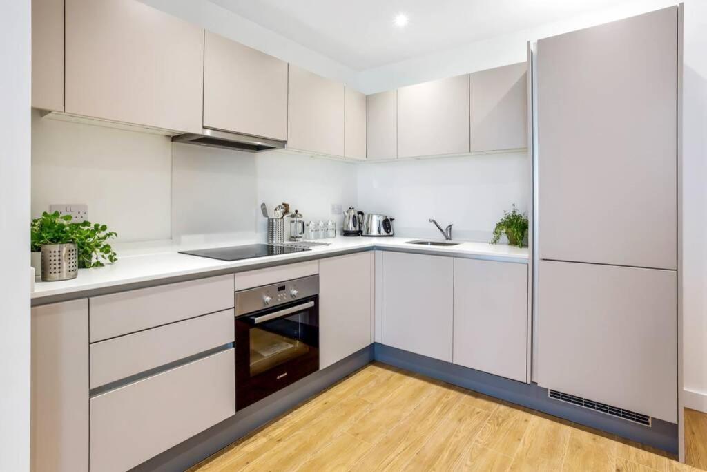 דירות בראקנל Stunning 2 Bed/2 Bath In Town Centre & Parking! מראה חיצוני תמונה