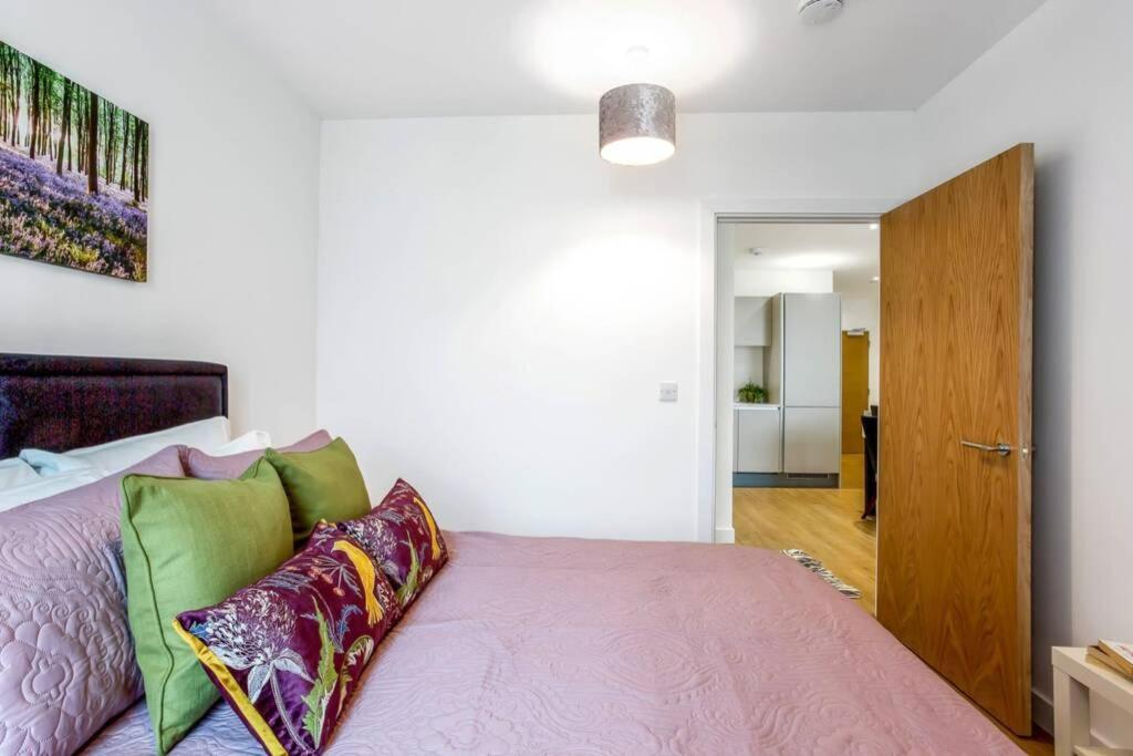 דירות בראקנל Stunning 2 Bed/2 Bath In Town Centre & Parking! מראה חיצוני תמונה