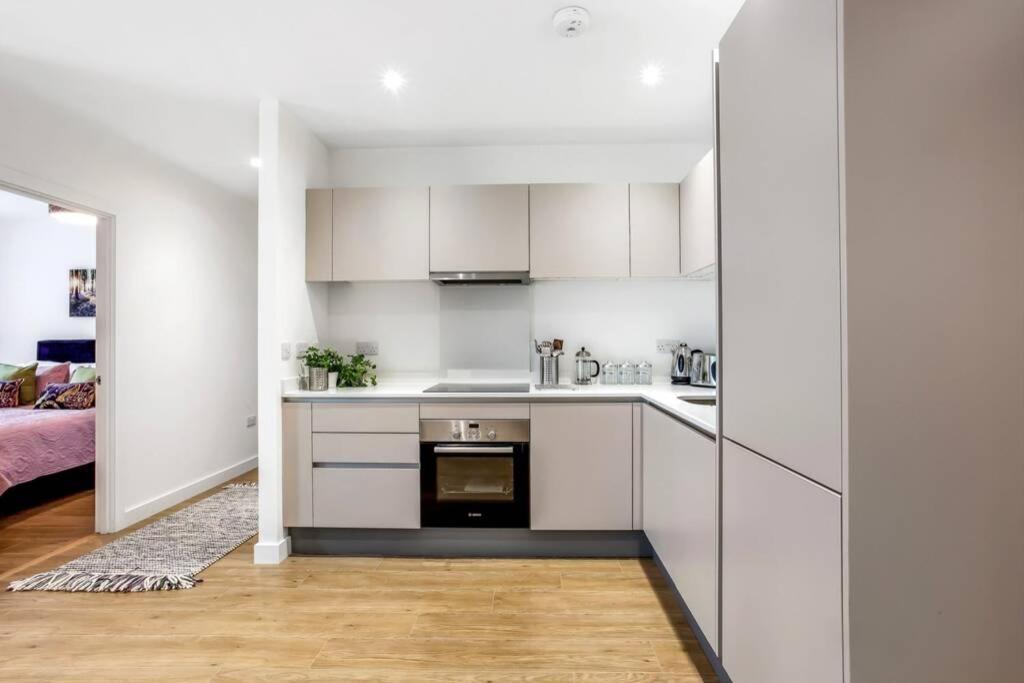 דירות בראקנל Stunning 2 Bed/2 Bath In Town Centre & Parking! מראה חיצוני תמונה