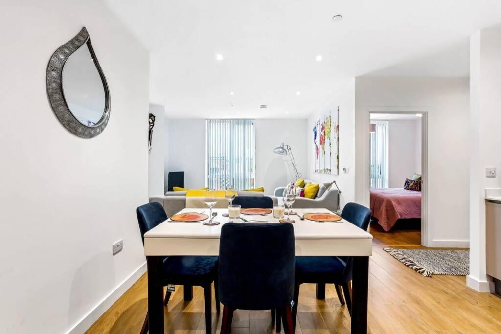 דירות בראקנל Stunning 2 Bed/2 Bath In Town Centre & Parking! מראה חיצוני תמונה