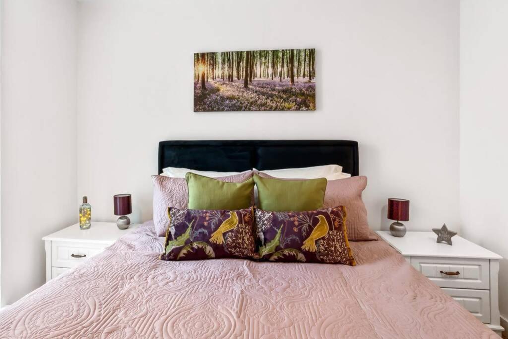 דירות בראקנל Stunning 2 Bed/2 Bath In Town Centre & Parking! מראה חיצוני תמונה