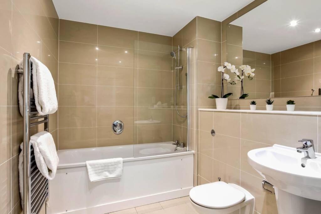 דירות בראקנל Stunning 2 Bed/2 Bath In Town Centre & Parking! מראה חיצוני תמונה