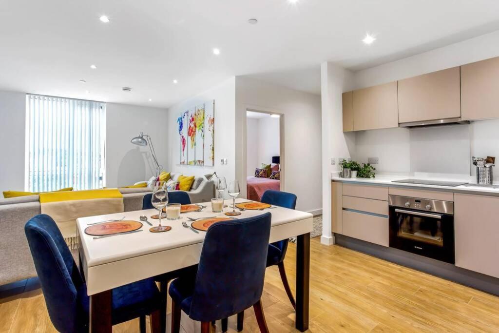 דירות בראקנל Stunning 2 Bed/2 Bath In Town Centre & Parking! מראה חיצוני תמונה