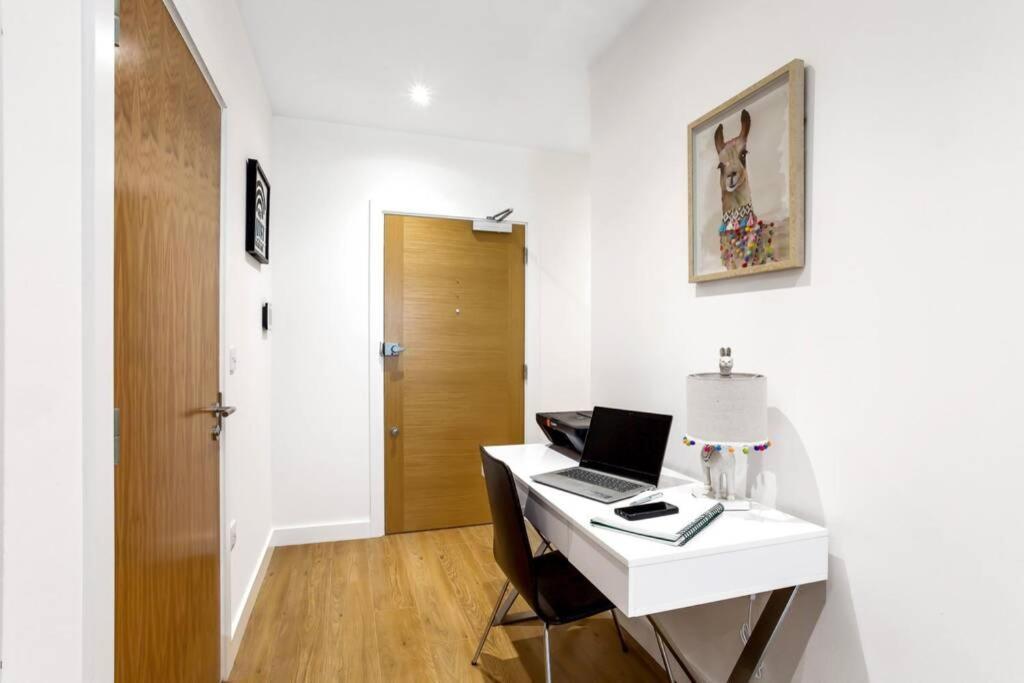 דירות בראקנל Stunning 2 Bed/2 Bath In Town Centre & Parking! מראה חיצוני תמונה