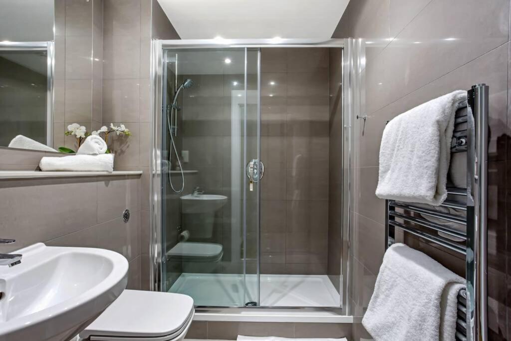 דירות בראקנל Stunning 2 Bed/2 Bath In Town Centre & Parking! מראה חיצוני תמונה