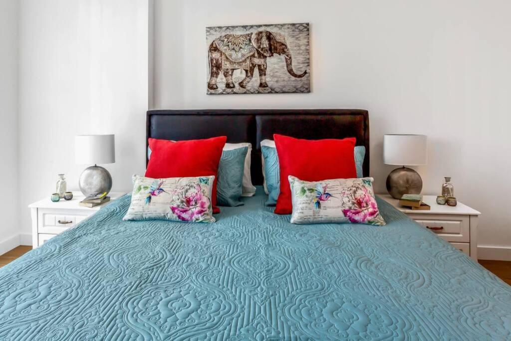 דירות בראקנל Stunning 2 Bed/2 Bath In Town Centre & Parking! מראה חיצוני תמונה