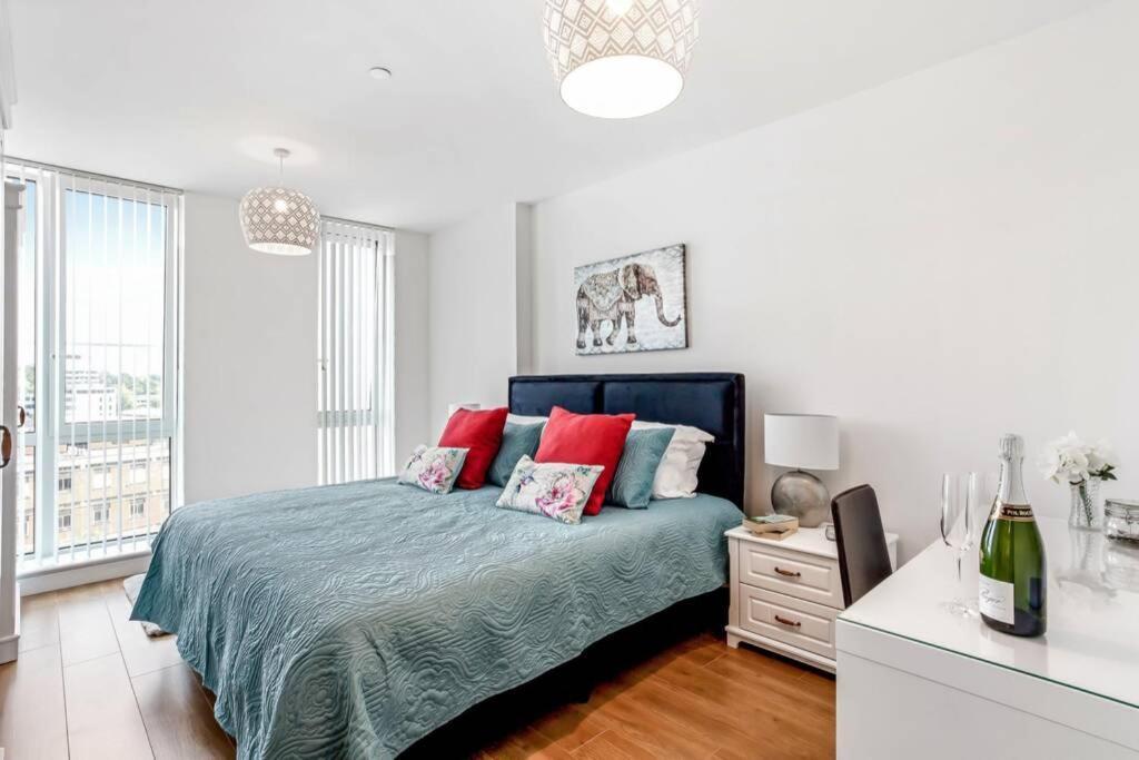 דירות בראקנל Stunning 2 Bed/2 Bath In Town Centre & Parking! מראה חיצוני תמונה