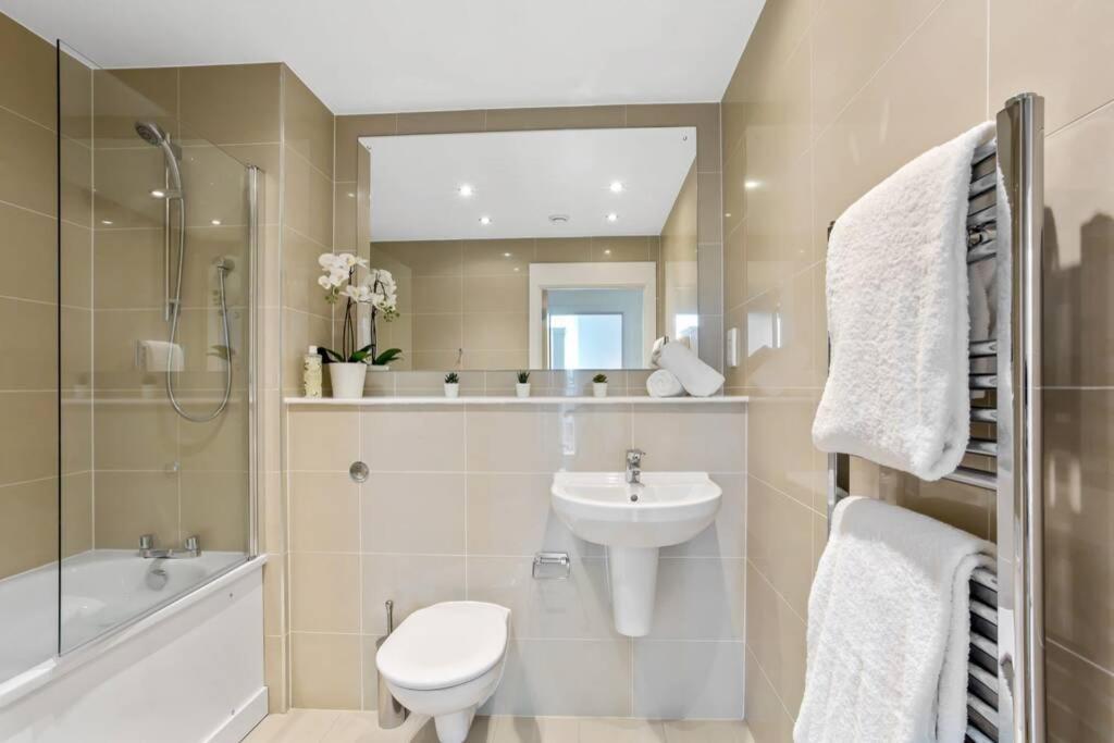 דירות בראקנל Stunning 2 Bed/2 Bath In Town Centre & Parking! מראה חיצוני תמונה